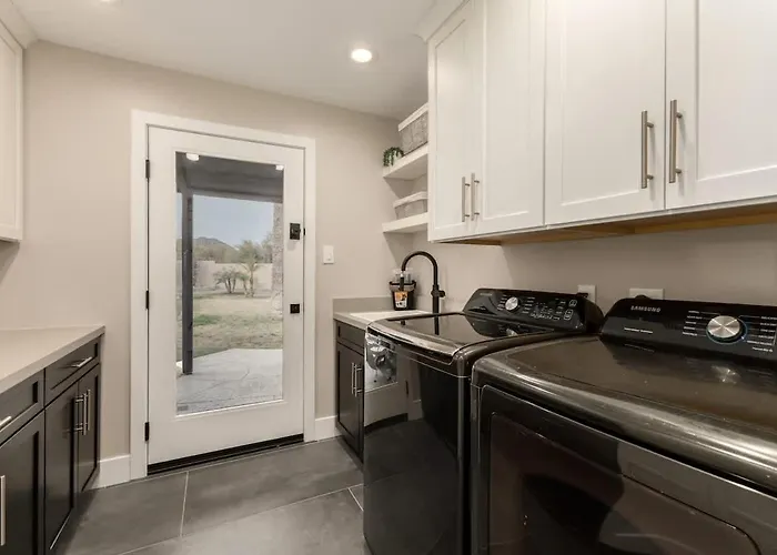 Holiday home Spacious Camelback View With Pool & Firepit