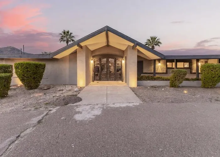 Holiday home Spacious Camelback View With Pool & Firepit *