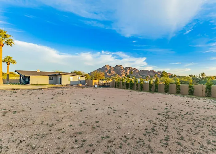 Spacious Camelback View With Pool & Firepit *